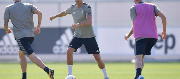 Роналду вышел на тренировку с синяком под глазом Роналду вышел на тренировку с синяком под глазом - Sputnik Беларусь