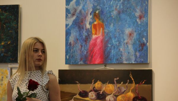 Всем гостьям выставки вручили алые розы - Sputnik Беларусь