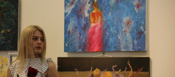 Всем гостьям выставки вручили алые розы - Sputnik Беларусь