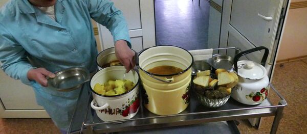 Медперсонал развозит еду по палатам - Sputnik Беларусь