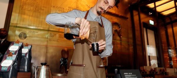 Американская сеть кофеен Starbucks объявила об открытии своей лучшей кофейни в Милане Американская сеть кофеен Starbucks объявила об открытии своей лучшей кофейни в Милане - Sputnik Беларусь