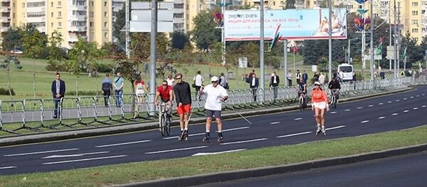 Лукашенко на лыжероллерах едет по проспекту Победителей Лукашенко на лыжероллерах едет по проспекту Победителей - Sputnik Беларусь