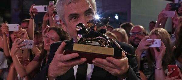 Альфонсо Куарон получил Золотого льва Альфонсо Куарон получил Золотого льва - Sputnik Беларусь