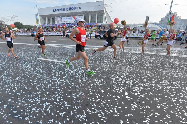 Стартовали бегуны традиционно у Дворца спорта. - Sputnik Беларусь