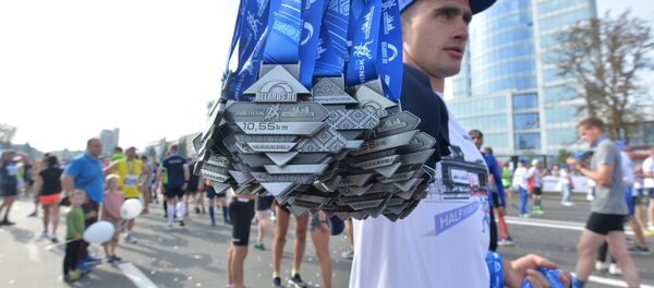 Медали Минского полумарафона 2018 года получили все его участники. - Sputnik Беларусь