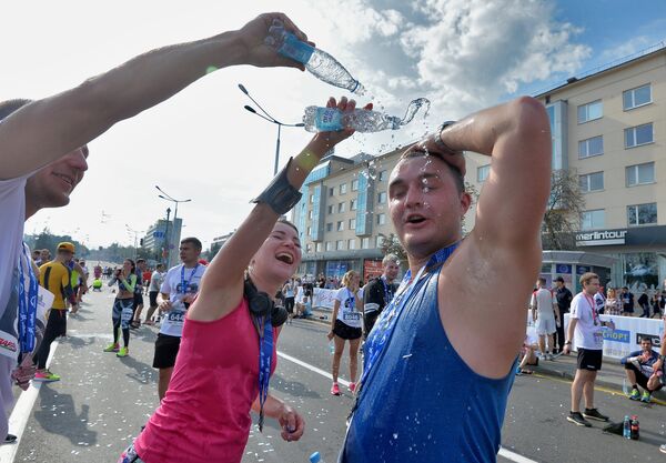 В воскресенье в Минске было достаточно тепло, поэтому спортсмены после забега охлаждались, как могли. - Sputnik Беларусь