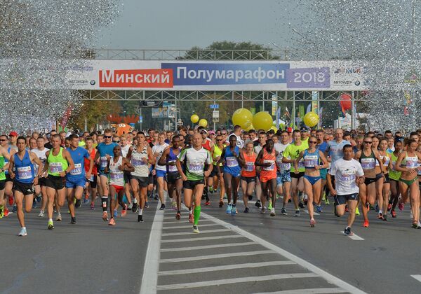В текущем году в главном спортивном мероприятии Минска приняли участие около 35 тысяч человек. - Sputnik Беларусь