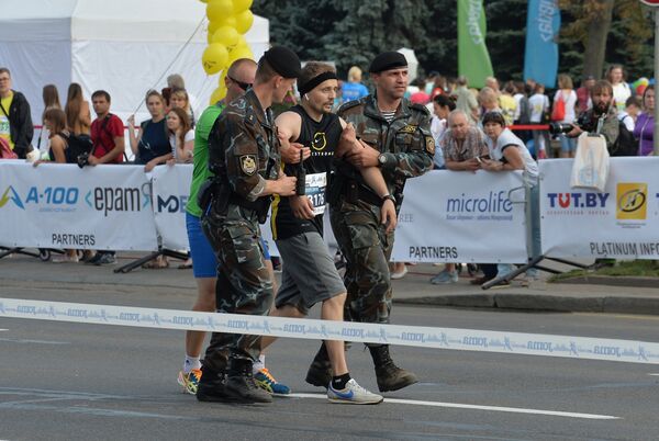 Сотрудники милиции оперативно помогали тем спортсменкам, которым становилось плохо на дистанции. - Sputnik Беларусь