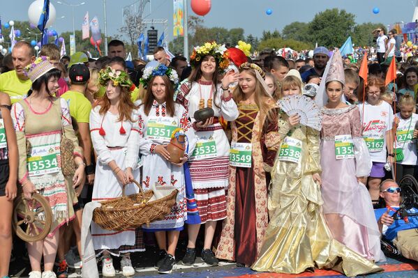 В забеге приняли участие команда принцесс и девушки в национальных костюмах. - Sputnik Беларусь