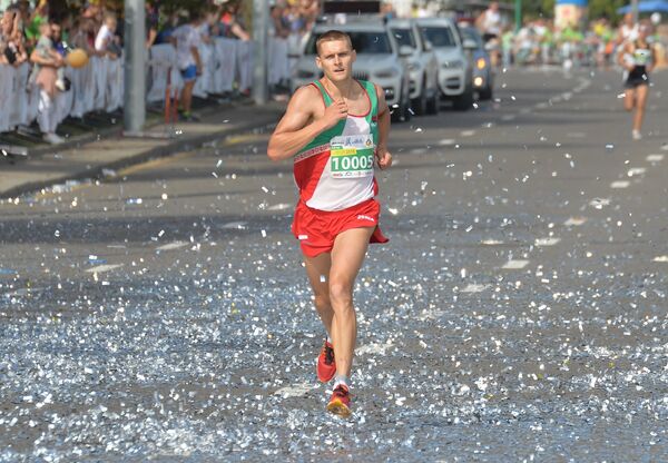 Победитель забега на 5,5 километра белорус Максим Ющенко. - Sputnik Беларусь