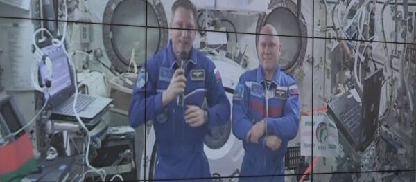 Адкрыты ўрок з касманаўтамі з МКС прайшоў для беларускіх школьнікаў Адкрыты ўрок з касманаўтамі з МКС прайшоў для беларускіх школьнікаў - Sputnik Беларусь