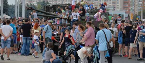 День танкиста в Парке Победы проходит во второй раз, и организаторы объявили его не столько профессиональным праздником, сколько семейным. Профессиональные танкисты здесь тоже были, но куда больше было тех, кто пришел с детьми и позволил им насладиться всеми здешними активностями День танкиста в Парке Победы проходит во второй раз, и организаторы объявили его не столько профессиональным праздником, сколько семейным. Профессиональные танкисты здесь тоже были, но куда больше было тех, кто пришел с детьми и позволил им насладиться всеми здешними активностями - Sputnik Беларусь