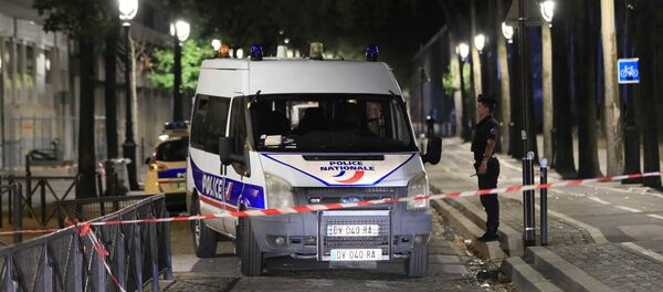 Неизвестный ранил ножом 7 человек в Париже Неизвестный ранил ножом 7 человек в Париже - Sputnik Беларусь