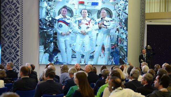 С участниками конгресса вышли на связь космонавты с МКС - Sputnik Беларусь