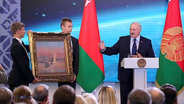 Александру Лукашенко подарили картину, написанную космонавтом Алексеем Леоновым - Sputnik Беларусь