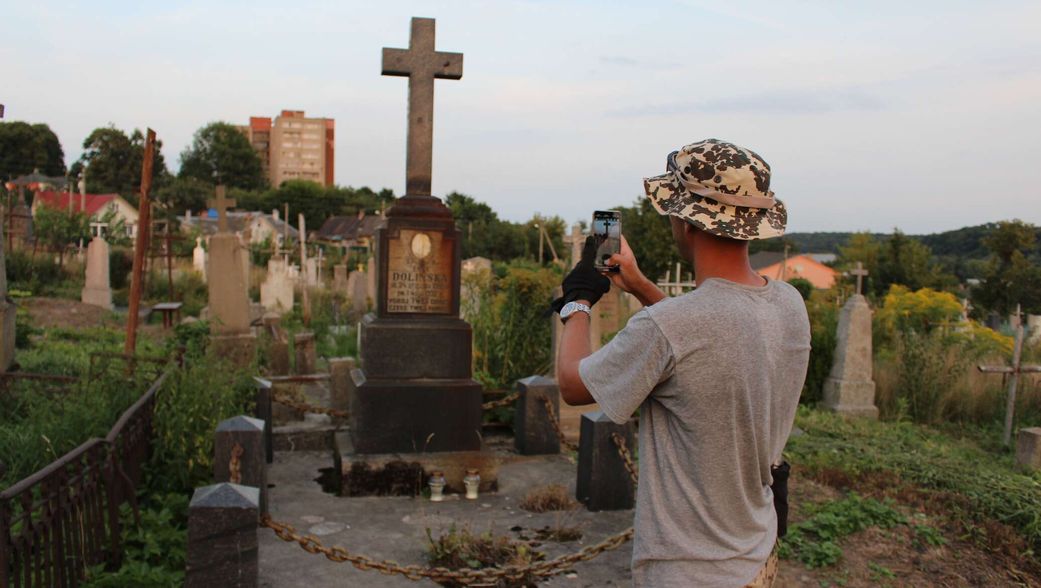 Найти родственников на кладбище. Фотографирование на кладбище. Люди фотографируются на кладбище. Кладбище сфотографировал.