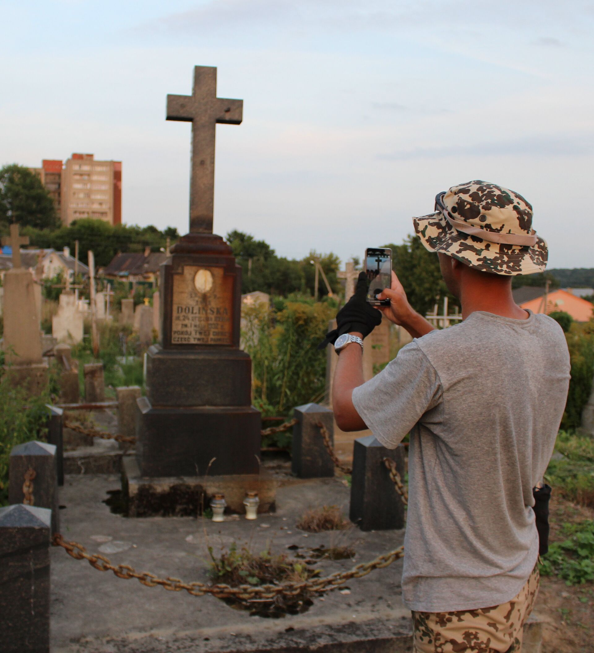 В какой день можно на кладбище. Фотографировать на кладбище. Можно фотографироваться на кладбище. Селфи на кладбище. Группа людей фотографируется рядом с могилой.