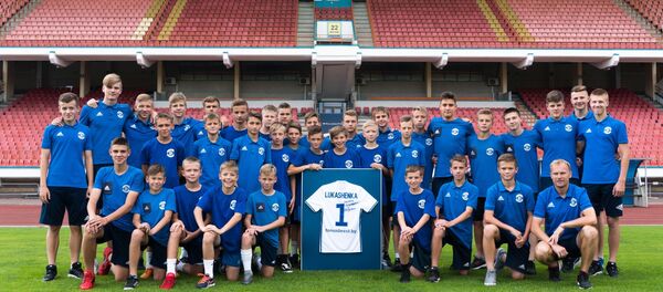 Ученики академии с майкой Лукашенко - Sputnik Беларусь