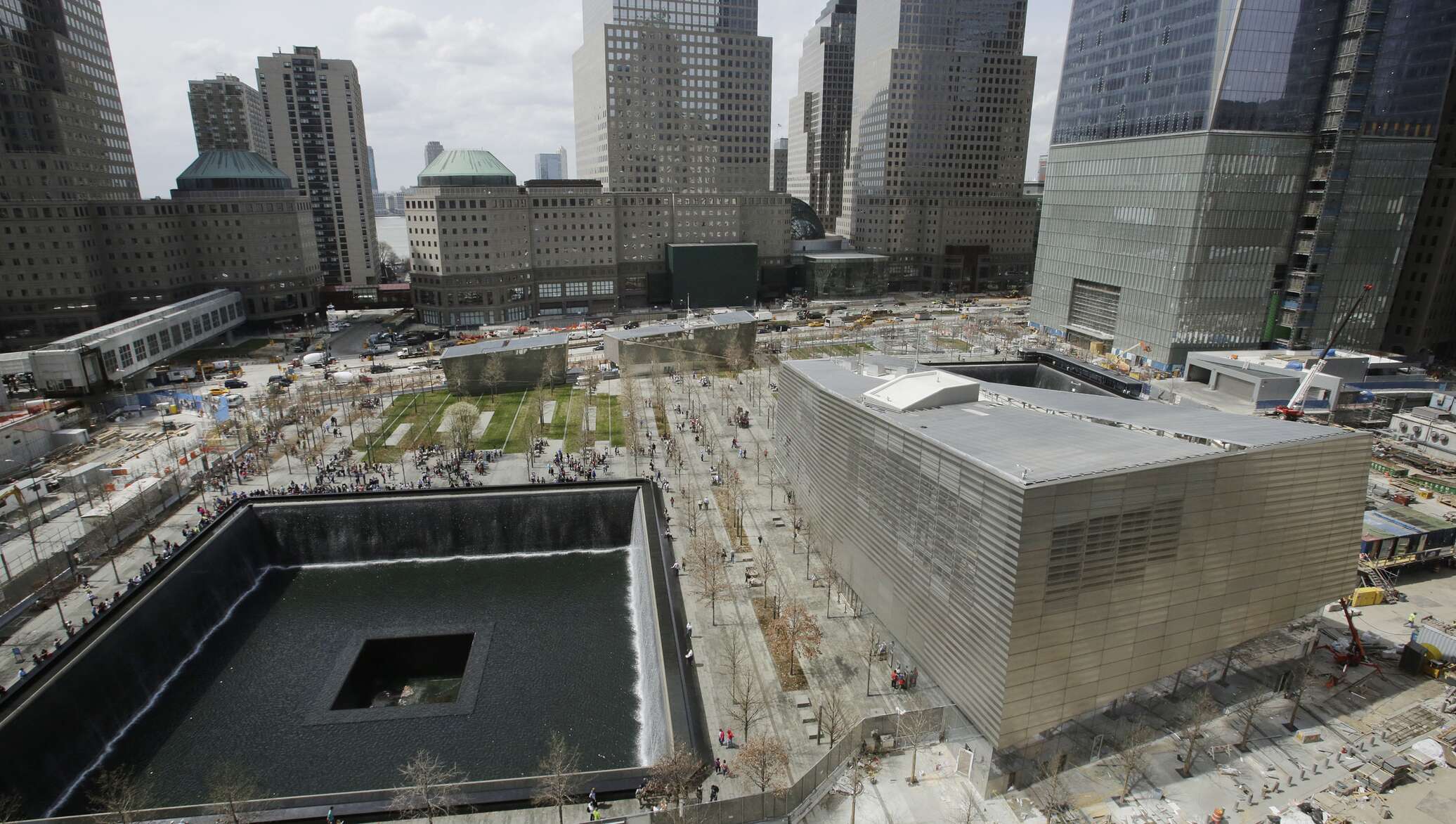 9 11 museum. Нью-Йорк башни Близнецы 11 сентября музей. Парк 11 сентября 2001. Мемориал 911 в Нью-Йорке история. Мемориал на месте теракта 11 сентября в Нью-Йорке.