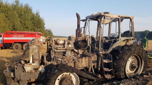 В Ивьевском районе спасатели потушили горящий трактор - Sputnik Беларусь