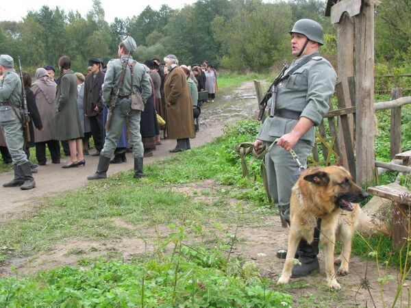 Евгений с Максом на съемках сериала о Вольфе Мессинге Евгений с Максом на съемках сериала о Вольфе Мессинге - Sputnik Беларусь