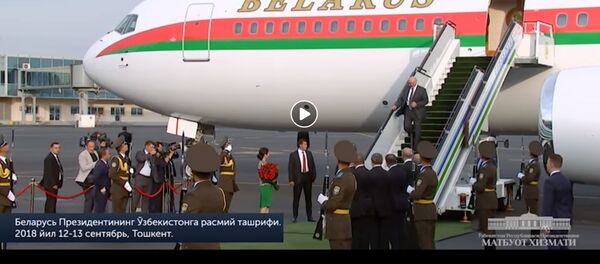 Почетный караул и длинный кортеж: кадры встречи Лукашенко в Ташкенте Почетный караул и длинный кортеж: кадры встречи Лукашенко в Ташкенте - Sputnik Беларусь