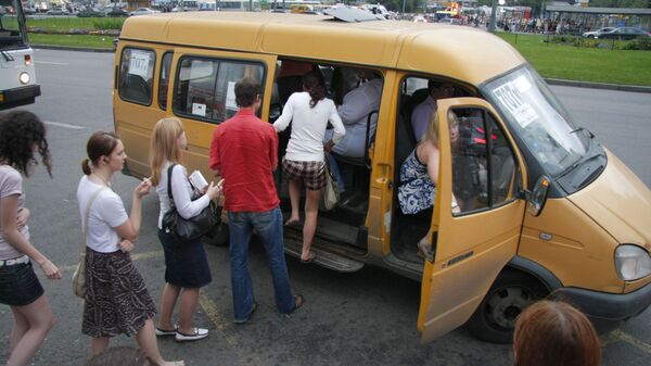 Пассажиры садятся в маршрутное такси - Sputnik Беларусь