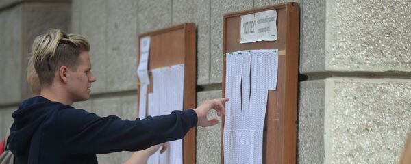 ЦТ па рускай мове: сярэдні бал вышэй, але стобальнікаў менш ЦТ па рускай мове: сярэдні бал вышэй, але стобальнікаў менш - Sputnik Беларусь