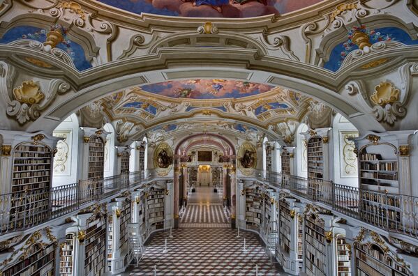 Библиотека аббатства в австрийском Адмонте – одна из крупнейших монастырских библиотек – ее длина 72 м. - Sputnik Беларусь