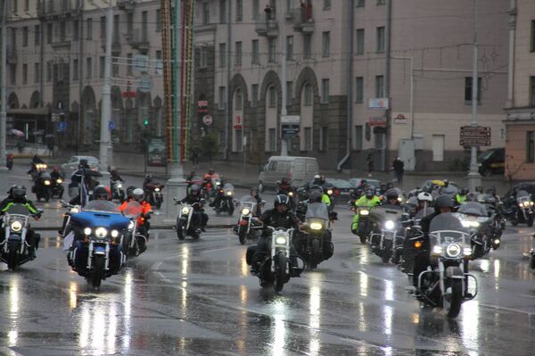 Колонна проехала по площади Победы - Sputnik Беларусь