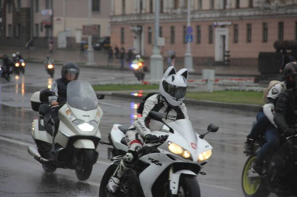 К моменту, когда мотоколонна была на площади Победы, шел проливной дождь - Sputnik Беларусь