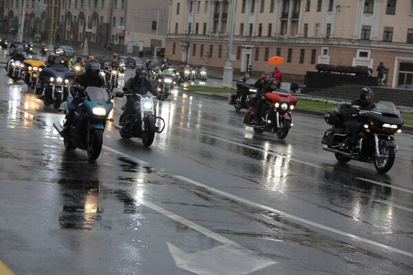 Колонна двигается к месту проведения фестиваля у Дворца спорта - Sputnik Беларусь