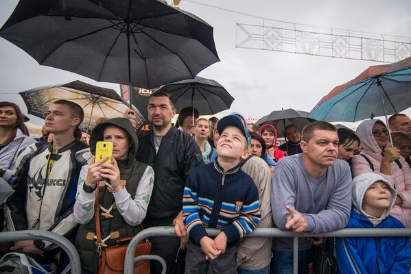 Приходилось ютиться под зонтиками, но если ребенок хочет посмотреть на байк, родителю деваться некуда - Sputnik Беларусь