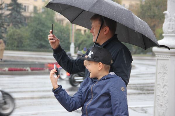 Колонну байкеров на Площади Победы встретили те из минчан, кто не побоялся дождя или случайно проходил мимо - Sputnik Беларусь