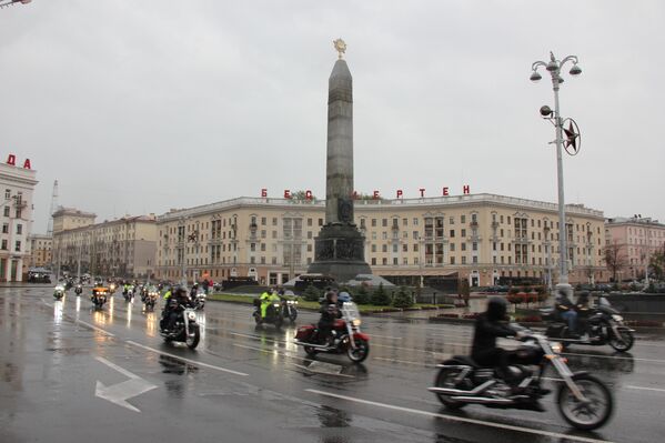 Стартовав у Кургана Славы, мотоциклисты проехали в сопровождении ГАИ через главные проспекты столицы - Sputnik Беларусь