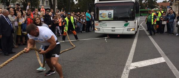Силач из Гродно протянул 12-тонный троллейбус с пассажирами на дне города - Sputnik Беларусь