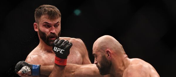 Андрей Орловский и Шамиль Абдурахимов (Россия) во время боя в тяжелом весе - Sputnik Беларусь