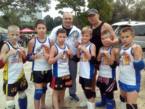 Тренер по кикбоксингу Дмитрий Мельников со своими воспитанниками - Sputnik Беларусь