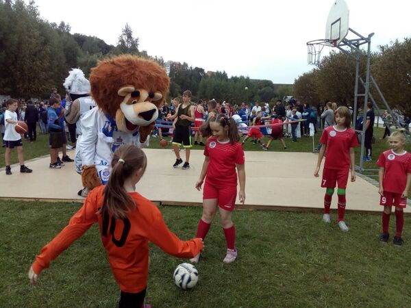 Маскот футбольного Днепра против девчонок из могилевской Надежды - Sputnik Беларусь
