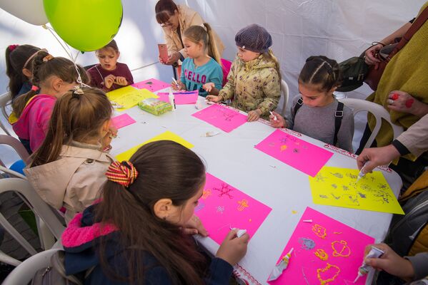 Для детей в Верхнем городе в воскресенье было много развлечений - их в том числе приглашали порисовать. - Sputnik Беларусь