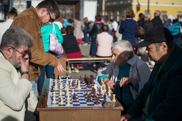 Те, кто устал от угощений и песен, могли отдохнуть за партией в шахматы. - Sputnik Беларусь