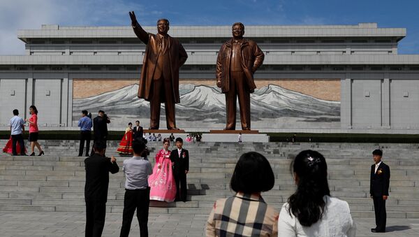 Статуи Ким Чен Ира и Ким Ир Сена в Пхеньяне - Sputnik Беларусь
