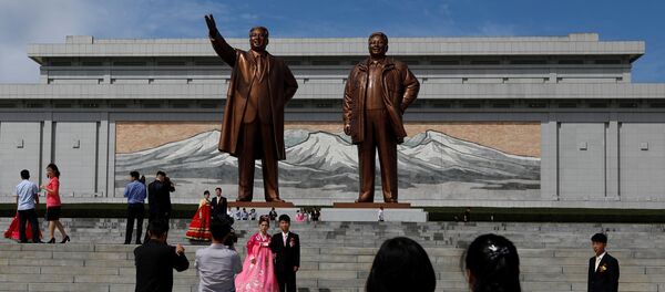 Статуи Ким Чен Ира и Ким Ир Сена в Пхеньяне - Sputnik Беларусь