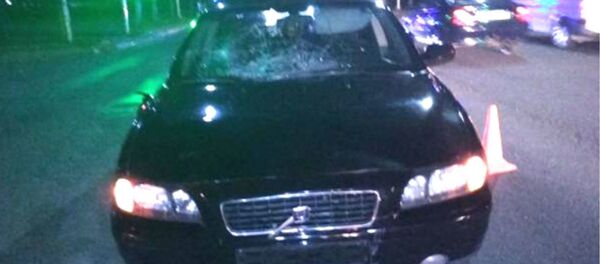 В Молодечно парень и девушка перебегали дорогу на красный свет и попали под машину - Sputnik Беларусь