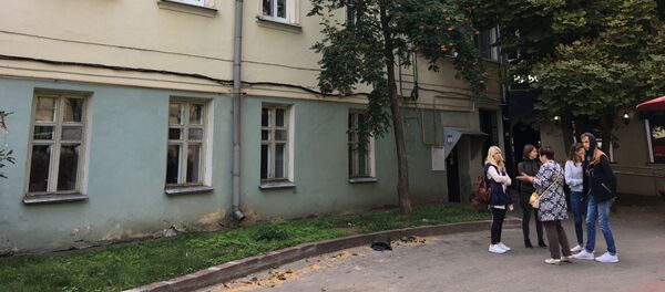 Жильцы дежурят у здания в ожидании представителей властей - Sputnik Беларусь