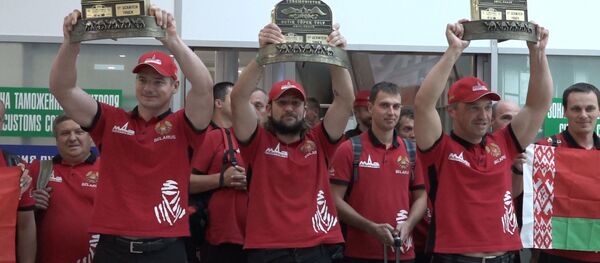 Видеофакт: команду МАЗ-СПОРТавто с аплодисментами встретили в Минске - Sputnik Беларусь