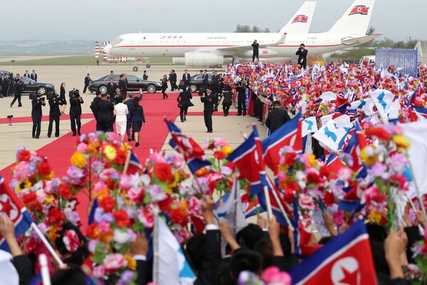 Ким Чен Ын лично встретил в аэропорту президента Южной Кореи Ким Чен Ын лично встретил в аэропорту президента Южной Кореи - Sputnik Беларусь
