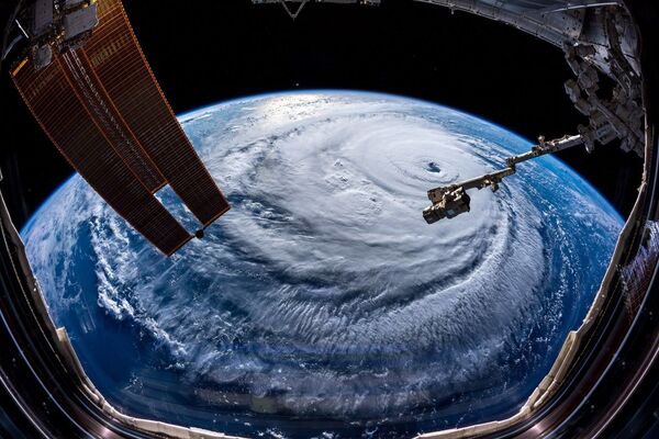 Ураган Флоренс, сфотографированный астронавтом Александром Герстом с МКС - Sputnik Беларусь