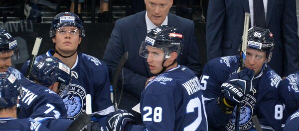 Хоккеисты минского Динамо и главный тренер команды Горди Дуайер Хоккеисты минского Динамо и главный тренер команды Горди Дуайер - Sputnik Беларусь