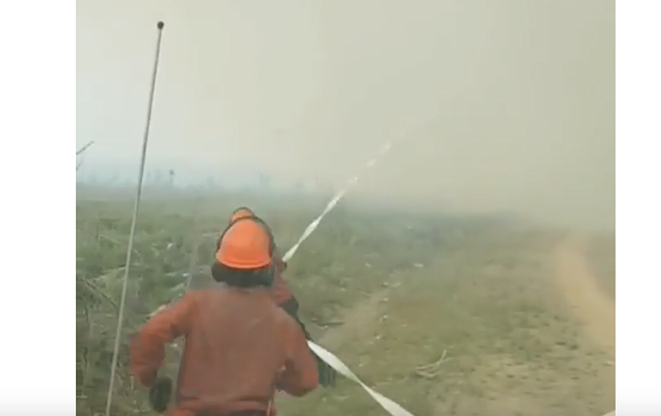 Торнадо отобрал шланг у пожарных в Канаде  - Sputnik Беларусь